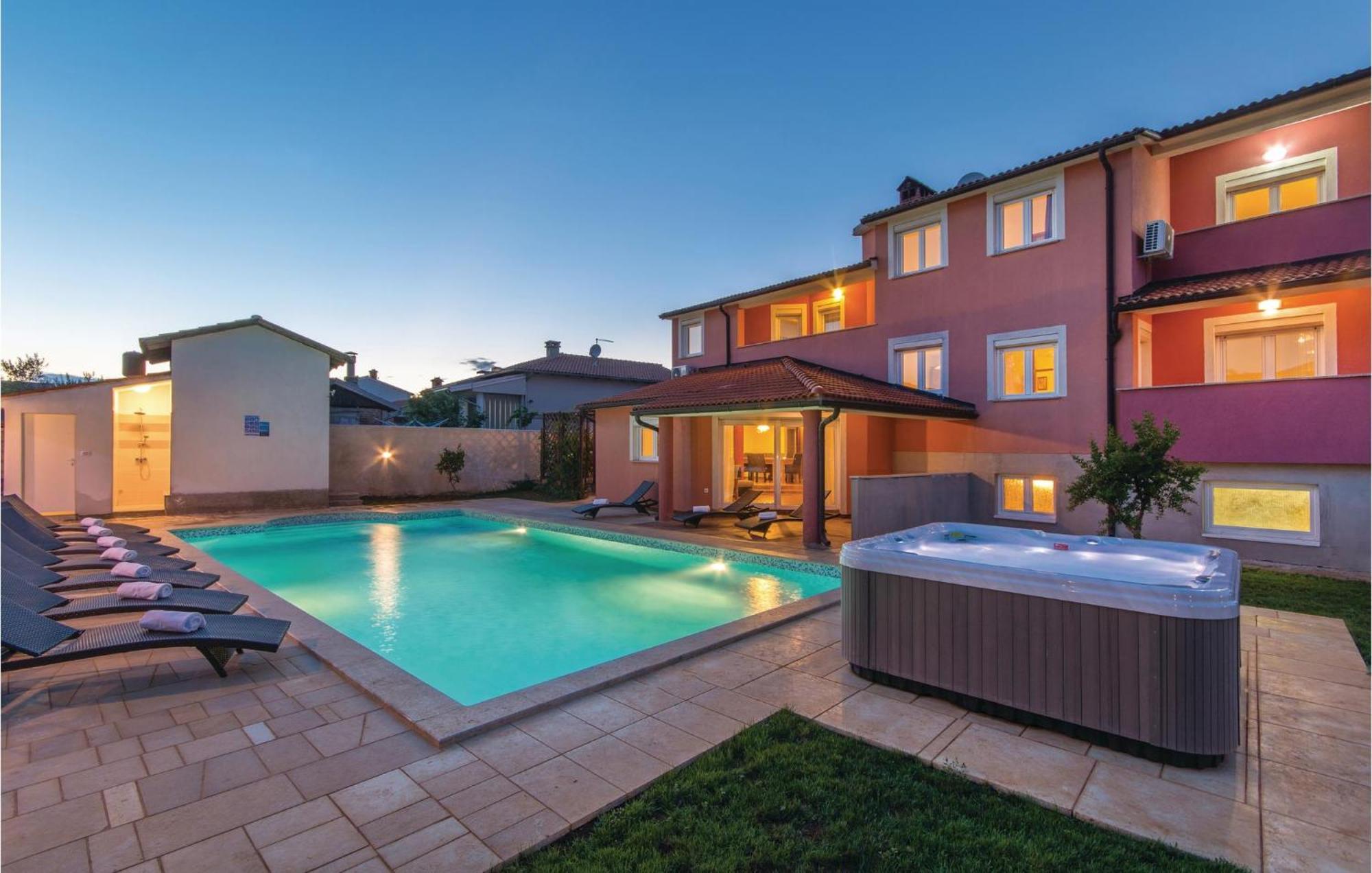 8 Bedroom Awesome Home In Pula Extérieur photo